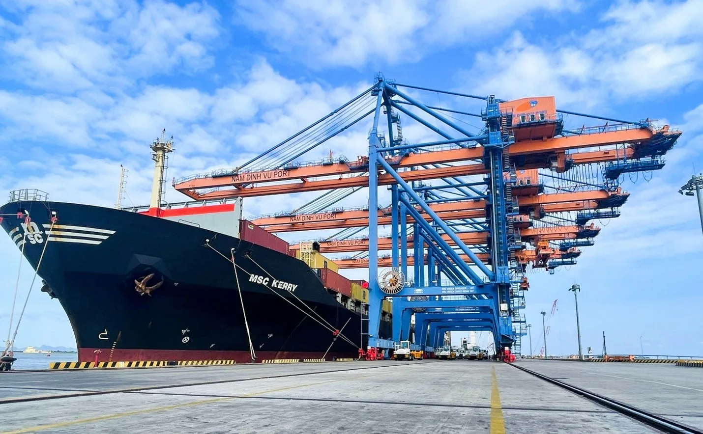 Cảng Nam Đình Vũ tiếp tục lập kỷ lục đón tàu container lớn nhất khu vực Đình Vũ